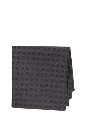 Tissu gris foncé plié avec un motif papillon subtil et répétitif sur fond blanc.