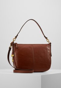 Bruine leren schoudertas met een gladde textuur, voorzien van een enkele schouderriem, gouden hardware-accenten en subtiele stikseldetails.