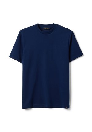Maglietta blu navy tinta unita a maniche corte con scollo a girocollo, con una piccola etichetta vicino all'orlo e una etichetta interna sul collo, su sfondo bianco.