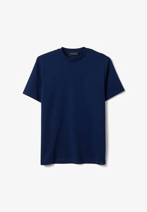 Maglietta blu navy tinta unita a maniche corte con scollo a girocollo, con una piccola etichetta vicino all'orlo e una etichetta interna sul collo, su sfondo bianco.