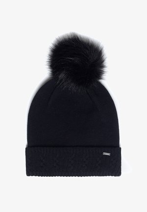 Černá pletená čepice s texturovaným kabelovým lemem a nadýchaným černým bambulí na vrchu. Obsahuje malý kovový akcent loga.