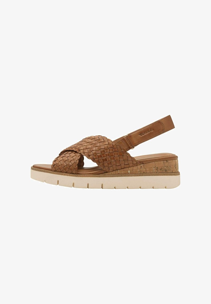 Sandale bride arrière en cuir tressé marron avec talon compensé en liège et semelle en caoutchouc blanche rainurée.