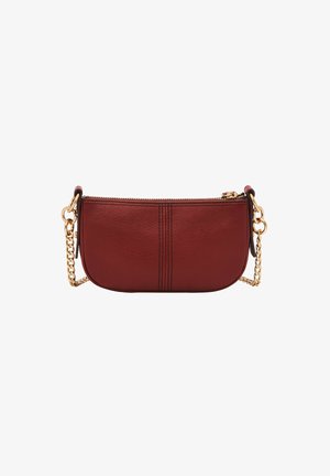 Röd läder crossbody-väska med en texturerad yta, guldkedjesnodd, dragkedjestängning och vertikala sömnadsdetaljer. Kompakt och rundad design.
