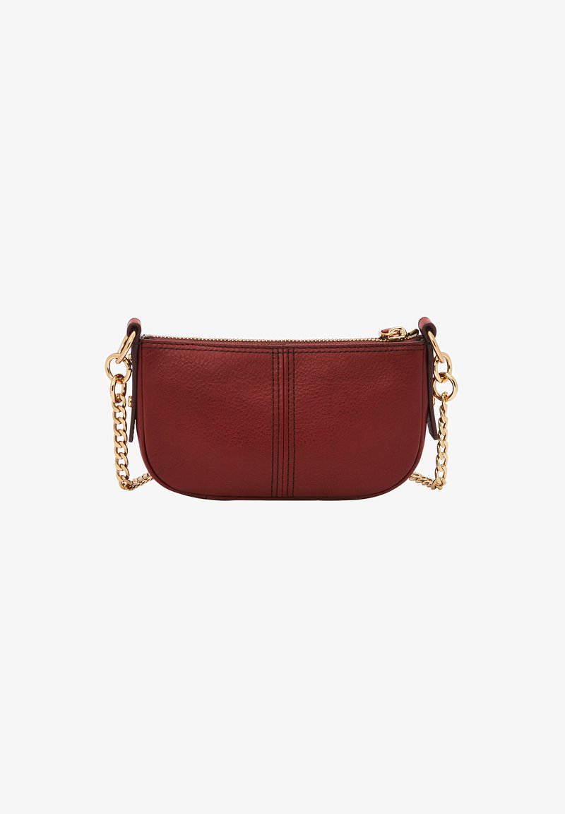 Rote Leder-Crossbody-Tasche mit strukturierter Oberfläche, goldener Kettenriemen, Reißverschluss und vertikalen Nähdetails. Kompakt und mit geschwungenem Design.