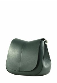 Sac en cuir vert foncé à bandoulière, avec une fermeture à rabat, présentant une surface texturée et une silhouette courbée. Sangle réglable incluse.