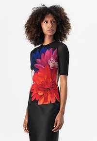 Korte mouwen bloemen top met levendige, kleurrijke bloemen tegen een zwarte achtergrond, met een aangesloten ontwerp en een soepele textuur.