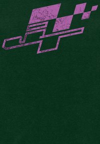 Tmavě zelená tkanina obsahuje velký, texturovaný grafický design v purpurové barvě. Design zahrnuje geometrické tvary a linie, které vytvářejí dynamický vzor.