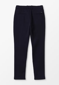 Pantalons ajustés bleu marine avec une finition texturée, dotés d'une taille cintrée, de passants de ceinture et de deux poches arrière avec des coutures discrètes.