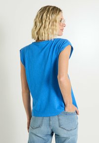 Grain de Malice COL ROND - Camiseta estampada - bleu