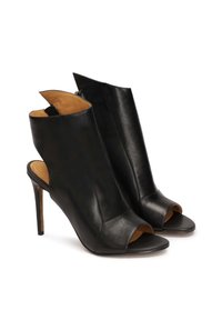 Talons ouverts en cuir noir avec un design découpé contourné, talon stiletto haut et texture lisse. Doublés d'un intérieur contrastant en beige.