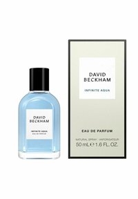 David Beckham Infinite Aqua Eau de Parfum - 50 ml pullot, joka on suunniteltu läpinäkyvästä sinisestä lasista mustalla korkilla, sekä kuvioitu laatikko.