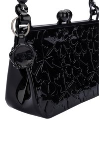 Borsa nera con motivo floreale in rilievo, finitura lucida, forma arrotondata e tracolla a catena. Presenta un accento circolare con il logo V&R.