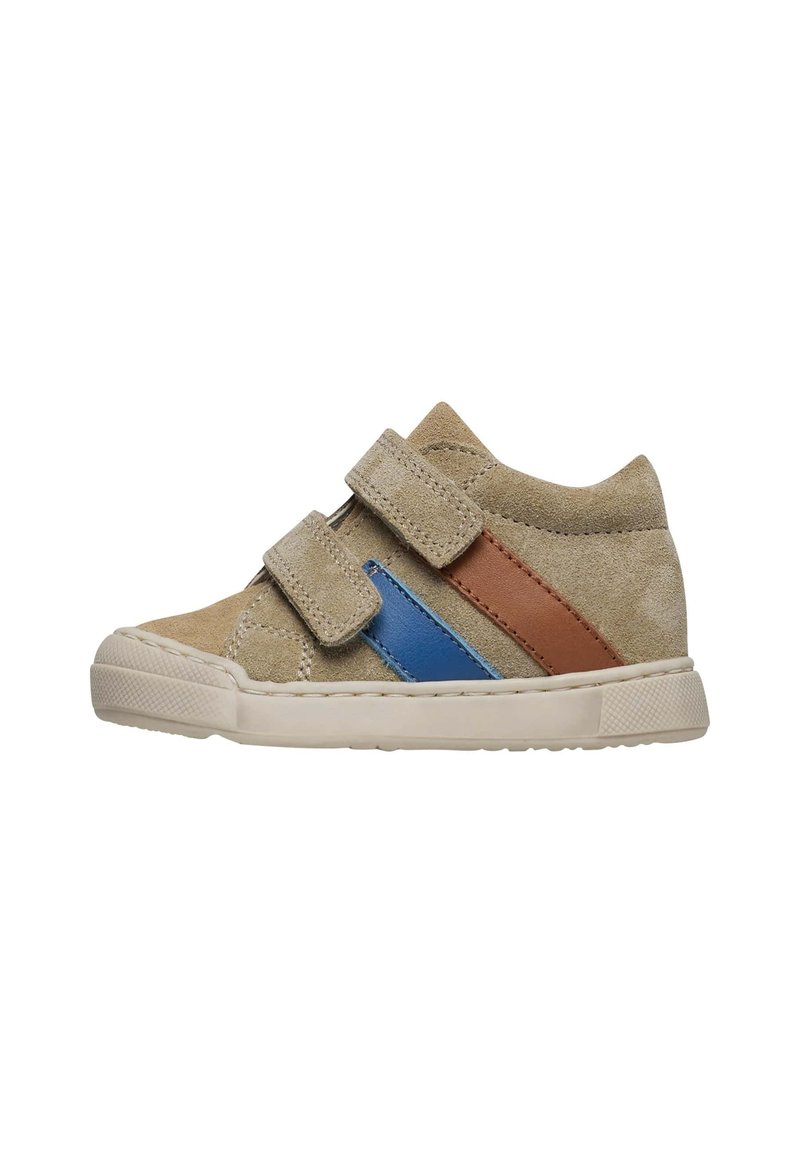 Sneaker in scamosciato beige con due cinturini in velcro, caratterizzate da strisce orizzontali blu e marroni di lato e una suola in gomma bianca.