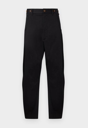 Melnas pieslīpētas bikses ar pogām jostasvietā, sānu kabatām un izskatītu krokas šuvi priekšpusē, attēlotas uz vienkārša balta fona.