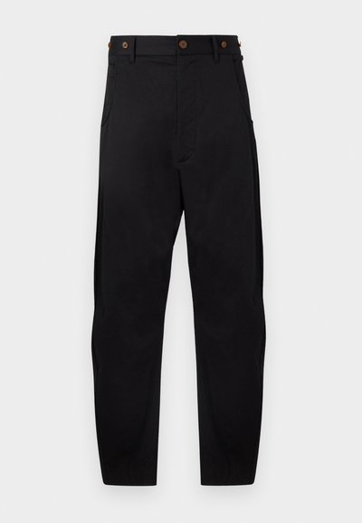 Μαύρο κωνικό παντελόνι με κούμπωμα στη μέση, πλαϊνές τσέπες και ραμμένο πτυχίο στο μπροστινό μέρος, εμφανίζεται σε λευκό απλό φόντο.