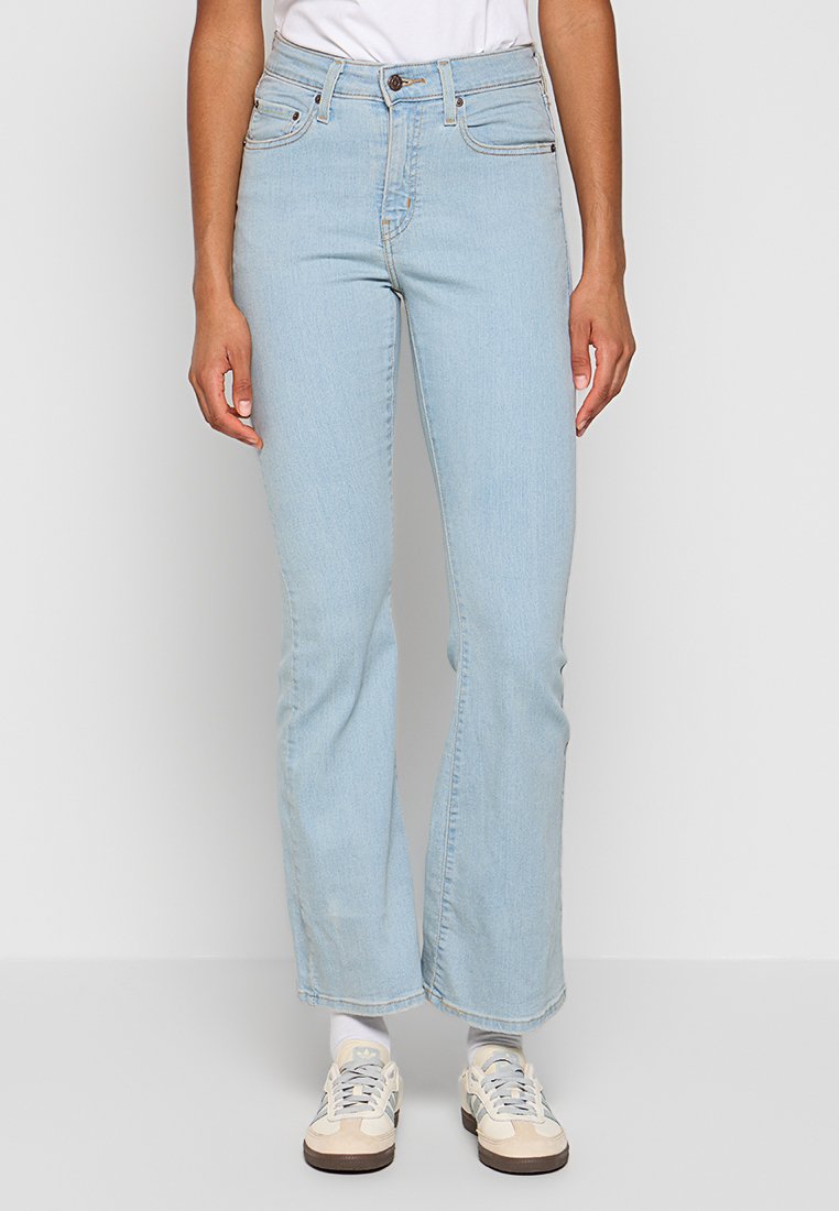 Helle blaue weit geschnittene Jeans aus Denim, mit hoher Taille, klassischem Fünf-Taschen-Design und dezenten Used-Effekten auf der Vorderseite.