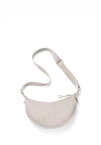 Ljusgrått tyg crossbody-väska med en böjd form och justerbar rem. Har en dragkedjestängning med två dragflikar. Slät struktur.