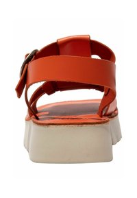 Pomarańczowe skórzane sandały z wieloma paskami, regulowanym zapięciem, gumową podeszwą i grubą białą platformą. Teksturowane wnętrze w kontrastującym kolorze.