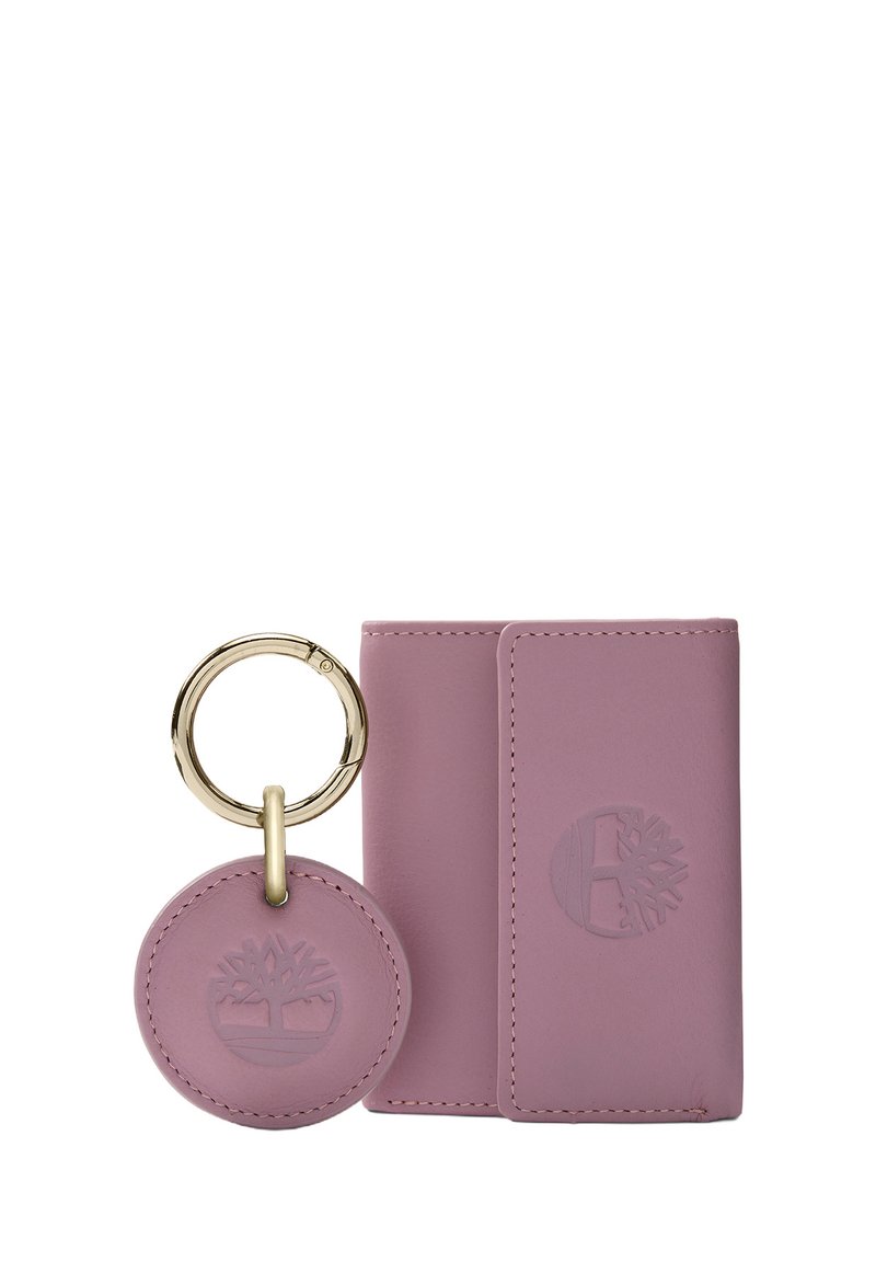 Conjunto de llavero y tarjetero de cuero rosa, que presenta un logo embossado, herrajes dorados y una textura suave con detalles de costura limpia.