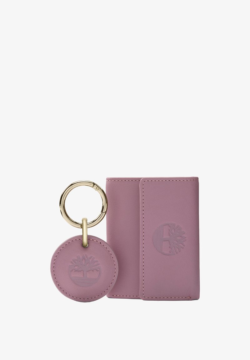 Conjunto de llavero y tarjetero de cuero rosa, que presenta un logo embossado, herrajes dorados y una textura suave con detalles de costura limpia.