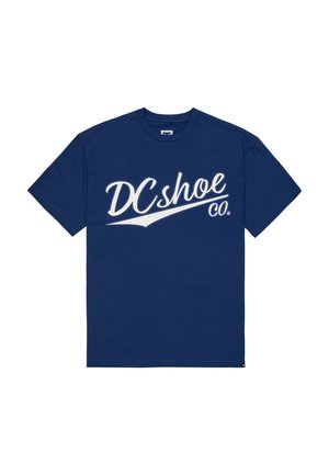 T-paita laivastonsinistä puuvillaa, jossa on suuri valkoinen graafinen logo "DCshoe Co." edessä, pyöreä pääntie ja lyhyet hihat.