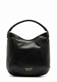 Schwarze Lederhandtasche mit abgerundeter, lässiger Form, kurzem Griff mit goldfarbenen Nieten und eingeprägtem Logo am unteren Rand.