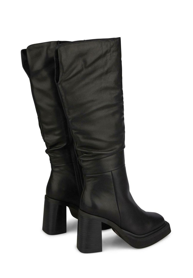 Botas de cuero sintético negras hasta la rodilla con textura fruncida, punteras cuadradas y tacones gruesos. Cierre lateral con cremallera para facilitar el uso.