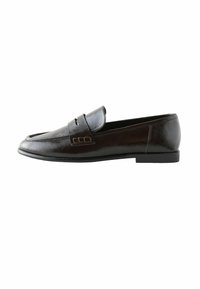 Tummanruskea nahkainen penny loafer, jossa on matala korko, ompeluyksityiskohtia ja klassinen nauha päällä, kuvattuna sivulta valkoista taustaa vasten.