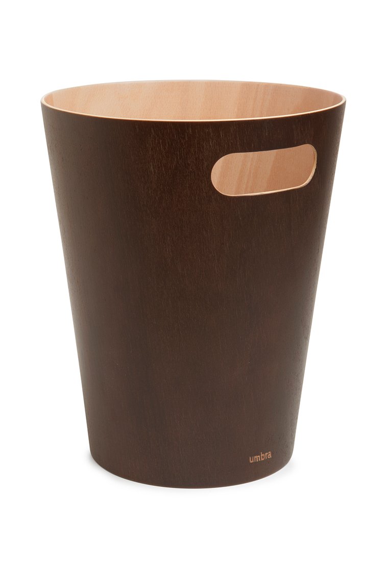 Dunkelbrauner Holzabfallbehälter mit konischer Form, glatter Oberfläche und einem Ausschnittgriff zum einfachen Anheben. Verfügt über ein natürliches Holzinnere.