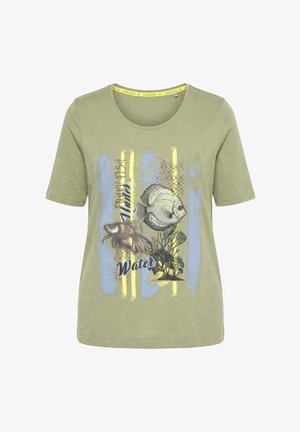 Vaaleanvihreä lyhythihainen paita, jossa sinisiä ja keltaisia pystysuoria raitoja, kaksi kuvitettua kalaa ja vedenalaisia kasveja, sekä sanat "Funny Fish" ja "Water".