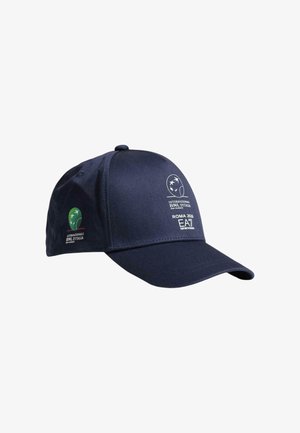 Cappellino da baseball blu navy con loghi a tema tennis bianchi e verdi, compresi i testi "Internazionali BNL d’Italia" e "ROMA 2023 EA7 Emporio Armani".