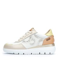 Zapatilla con parte superior de piel blanca y beige, acentos dorados y marrones, detalles perforados y una suela blanca gruesa con estrías.
