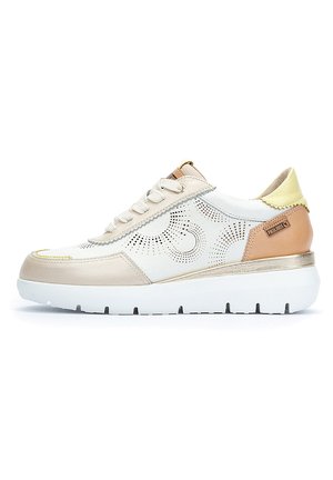 Baskets avec une tige en cuir blanc et beige, accents dorés et beige, détails perforés et une semelle épaisse blanche avec des rainures.