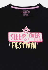 Maglietta nera con grafica colorata che riporta il testo "SLEEP OVER FESTIVAL" in rosa e giallo, con accenti a forma di stella. Tessuto in cotone con scollatura a girocollo.