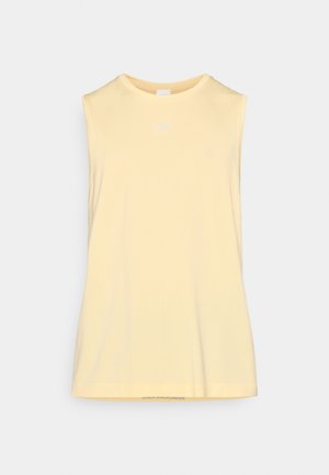 Rumena zgornja majica brez rokavov iz mehkega blaga, z okroglim izrezom in subtilnim logotipom na prsih. Gladek teksturiran material in ravno oblikovan spodnji rob.