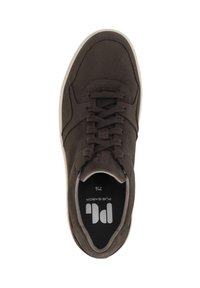 Bruine suède sneaker met een ronde neus en platte zool. Voorzien van veters, een zachte binnenvoering en een logo op de binnenzool.