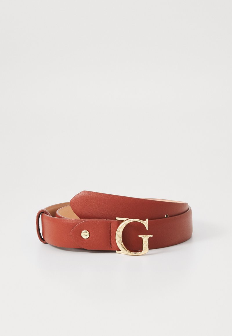 Ceinturon en cuir brun enroulé avec une boucle en or en forme de lettre "G" sur fond blanc uni.
