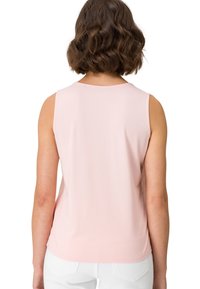 Top sin mangas de color rosa claro con escote redondeado, fabricado en una tela suave y con un dobladillo curvado, presentando una textura lisa y un corte relajado.