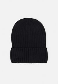 Sort ribbet strikket beanie med en foldet kant, der har en blød tekstur og en tætsiddende pasform, velegnet til koldt vejr.