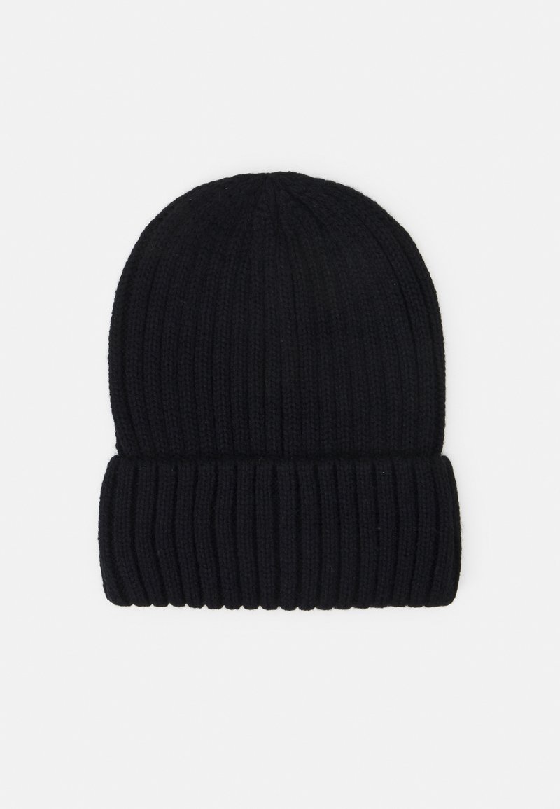 Sort ribbet strikket beanie med en foldet kant, der har en blød tekstur og en tætsiddende pasform, velegnet til koldt vejr.