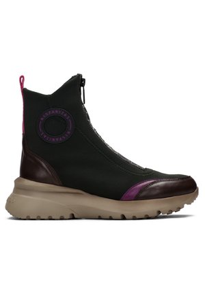 Czarny wysoki sneaker boot z beżową podeszwą, fioletowymi i ciemnobrązowymi akcentami, zamkiem błyskawicznym z przodu oraz okrągłym logo "Hispanitas" na kostce.