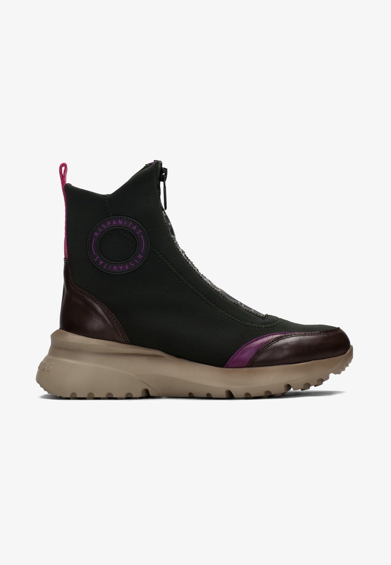 Bottine sneaker noire montante avec semelle beige, accents violet et marron foncé, fermeture éclair avant et logo circulaire "Hispanitas" à la cheville.