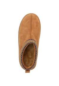 Pantofola in suede marrone con interno morbido, punta rotonda e cuciture decorative intrecciate in oro e bianco attorno all'apertura della caviglia.