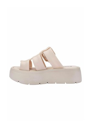 Sandali platform rosa chiaro con tre ampie cinghie, realizzati in materiale liscio, con suola spessa e fondo strutturato per una migliore presa.