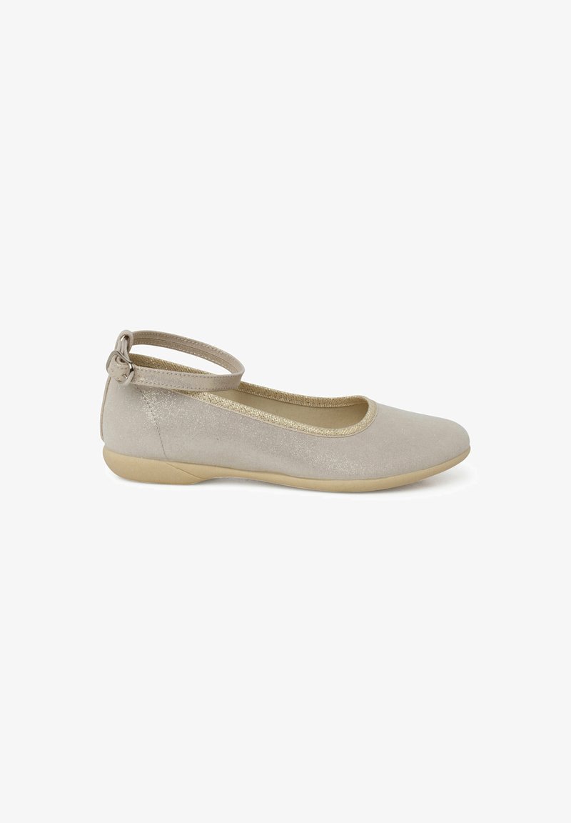 Beige ballerina flade med en tekstureret finish, elastisk ankelrem og en blød sål. Har en guldaccent rundt om åbningen.
