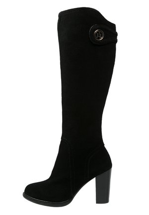 Czarny zamszowy, damski kozak sięgający do kolana, z wysokim, szerokim obcasem oraz ozdobnym paskiem z srebrnym, okrągłym emblematem blisko górnej krawędzi.