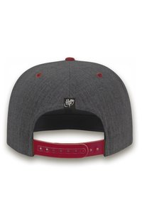 Grau Stoffkappe mit flacher Krempe, rotem Snapback-Verschluss und kleinem Logodetail. Mit zwei roten Akzenten an der Oberseite.
