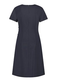 Dunkelblaues Kleid mit kurzen Ärmeln, geradem Schnitt und verdecktem Reißverschluss hinten. Der Stoff wirkt glatt mit dezenten Seitennähten.