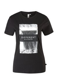 T-shirt en coton noir avec un graphique argenté brillant affichant le texte "DIFFERENT" et "la vie merveilleuse" en blanc. Manches courtes et design col rond.