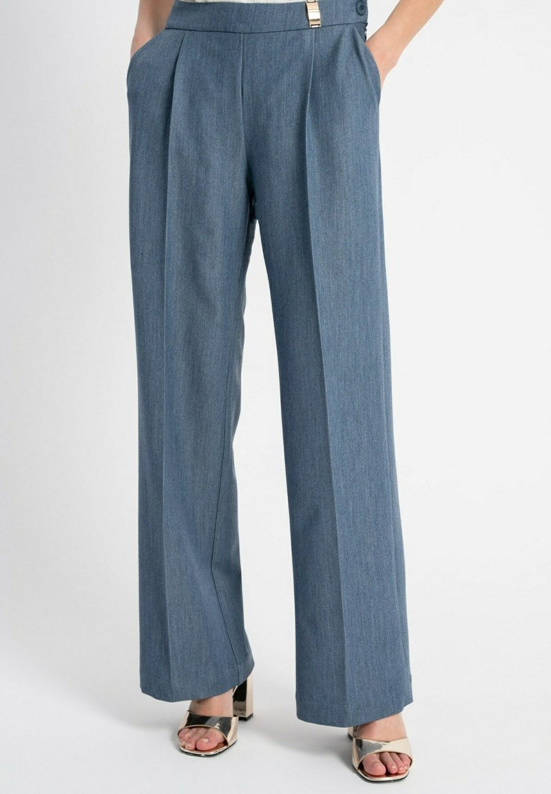Szerokie spodnie w jasnoniebieskim denimie, z wysokim stanem, plisami i złotą klamrą. Gładka tekstura o luźnym kroju.